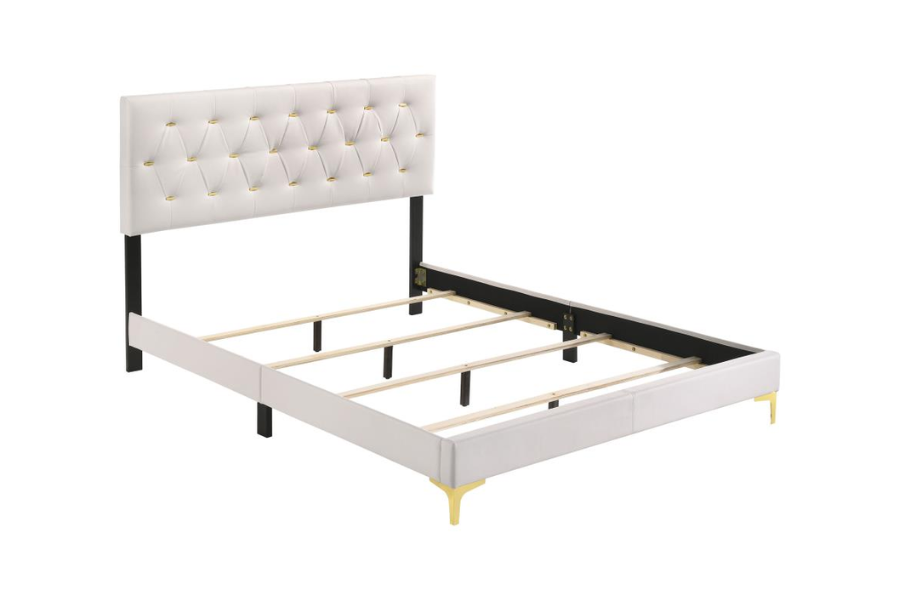 Cama King tapizada con paneles en color blanco Kendall 224401KE 