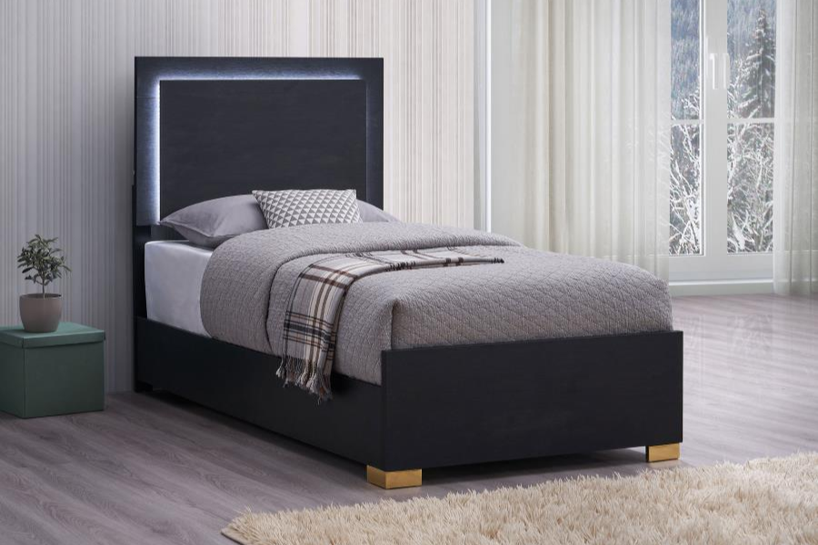 Cama doble con paneles LED de madera Marceline en color negro 222831T 