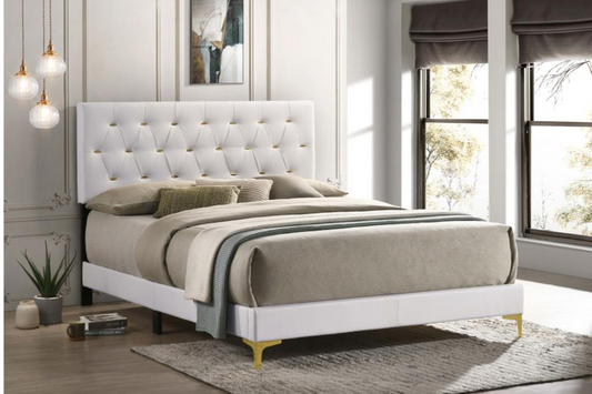 Cama King tapizada con paneles en color blanco Kendall 224401KE 